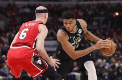 字母哥在公牛比赛中出色发挥，锐不可当引发热议！热度持续攀升